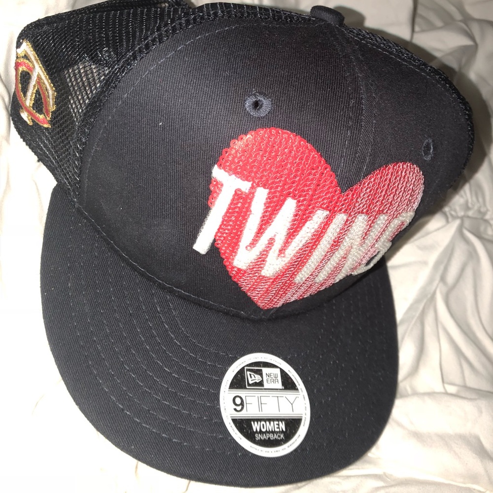 Twins Snap back